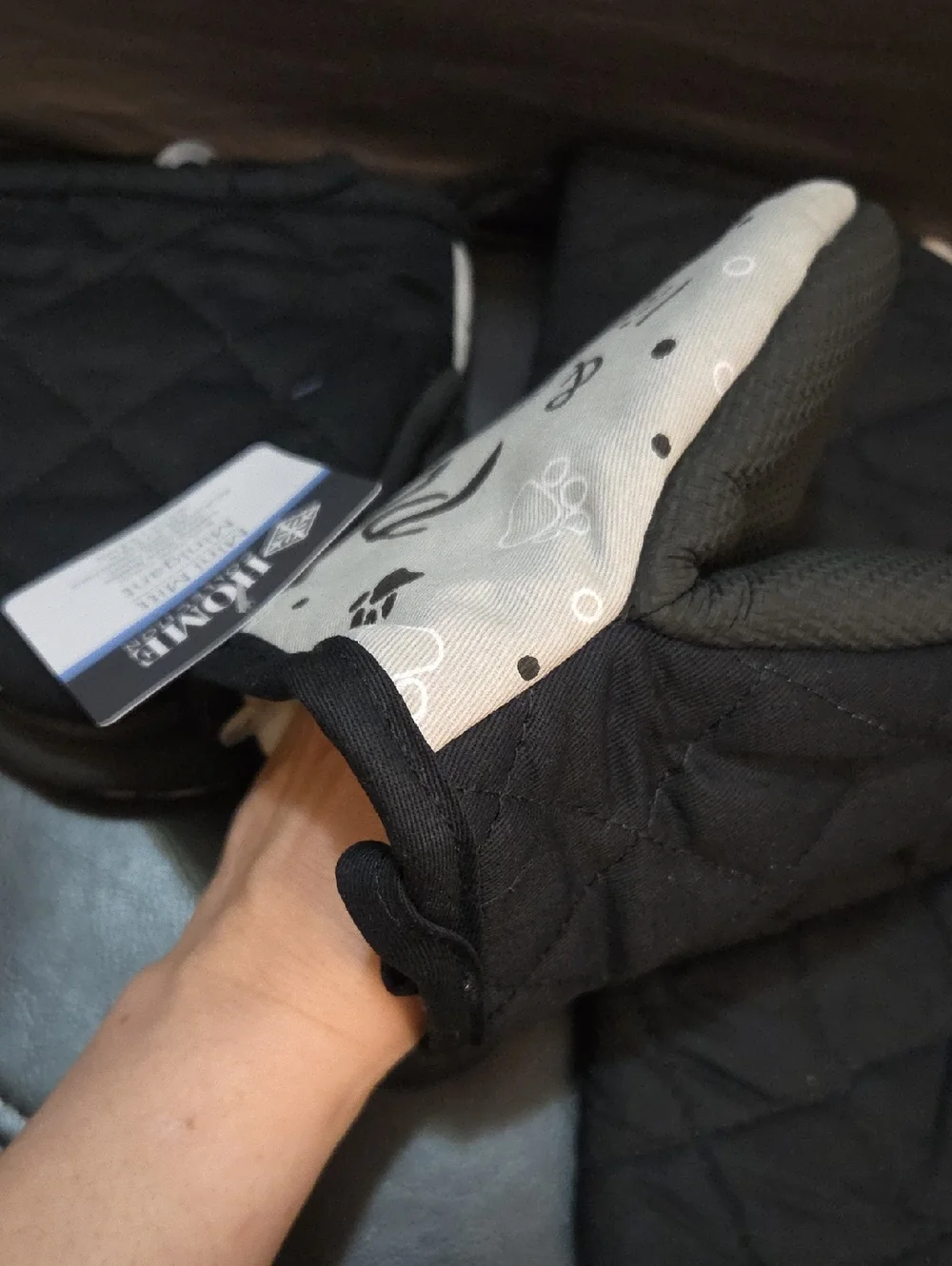 Wags & Wiggles Dog Paw 4 Piece Oven Mitt Set - Black & Gray